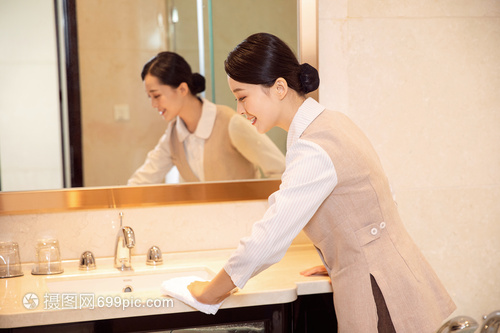 精細(xì)化協(xié)同 酒店管理中保潔員與餐飲部門在洗手臺(tái)清潔上的無(wú)縫銜接