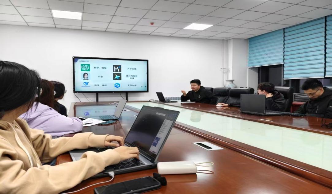 提升數(shù)字素養(yǎng)，賦能職業(yè)未來——機械工程學院就業(yè)委員會開展辦公技能與AI應用專項培訓